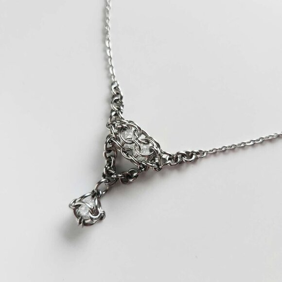 Gothic V shaped fairy necklace with a small silver chain - Picture 9 of 9